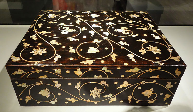 "File:Box, Korea, Joseon dynasty, 1550-1650 AD, lacquered wood with mother-of-pearl inlays - Asian Art Museum of San Francisco - DSC01438.JPG" by Daderot is marked with CC0 1.0.