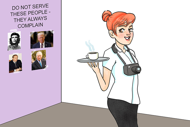 The waitress had a camera (camarera) slung around her neck to take photos of customers who complained.